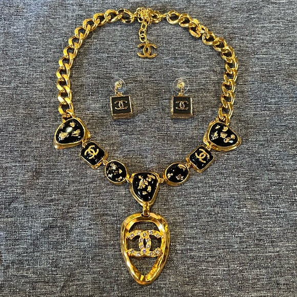 CHANEL EARRINGS Blk & Gold - Picture 2 of 6